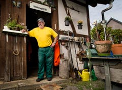 Walter Gretener betreut das alte Bahnhäuschen beim Bahnhof Walchwil seit 30 Jahren. (Bild: Stefan Kaiser)