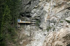 Diese Felspartie muss weggesprengt werden. (Bild: Pius Amrein / Neue LZ)