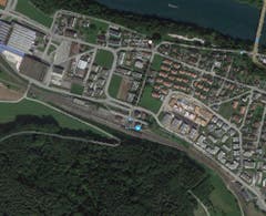 Für Schlagzeilen sorgte 2011 der geplante Bau einer Containersiedlung im Aargauischen Birmensdorf. Die Anwohner wehrten sich. Dass solche Widerstände erfolgreich sein könnte, zeigte sich 2009 beim geplanten Durchgangszentrum am Bahnhof Eglisau. Die Gerichte entschieden damals, dass Container nicht in eine Wohnsiedlung passen. (Bild: Google Maps)