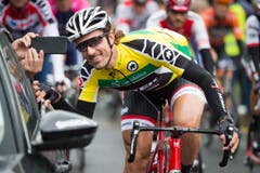 Fabian Cancellara, hier noch im Gelben Trikot und zum Spassen aufgelegt, während der Fahrt. (Bild: Keystone / Gian Ehrenzeller)