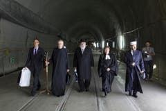 Pieter Zeilstra, Pfarrer Martin Werlen, der Rabbiner Marcel Yair Alimi, Pfarrerin Somina Rauch und der Imam Bekim Alimi (von links) unterwegs zur Segnung des Gotthard-Tunnels. (Bild: Keystone / Gaetan Bally)