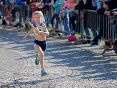 kinder und Erwachsene laufen durch die Zuger Altstadt, beobachtet von Hunderten Zuschauern. (Bild: Stefan Kaiser (Zuger Zeitung))