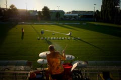 Das Theater Aeternam spielt am Mittwoch das Stück Ödipus auf dem Gelände des FC Kickers. (Bild: Dominik Wunderli (Neue LZ))