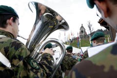 Die Militärmusik sorgt für Stimmung. (Bild: Werner Schelbert / Neue ZZ)