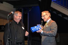 Guido Schmidt, seit zwanzig Jahren für das Lucerne Blues Festival im Einsatz, erhielt von Jürg Weber eine Uhr.