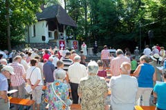 Der Bezirk Küssnacht führte seinen besinnlichen Teil der Bundesfeier vor der Kapelle in der Hohlen Gasse durch. (Bild: Erhard Gick / Neue SZ)