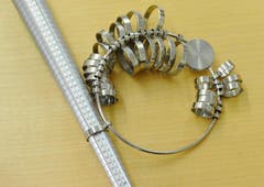 Diese Ringe helfen Kunden beim Finden der Grösse. (Bild: Corinne Glanzmann / Neue LZ)