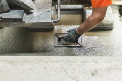 29. Oktober 2014: Mit Beton werden die Schwellen befestigt. (Bild: Keystone)