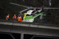 Geologen besteigen den Helikopter... (Bild: Keystone)