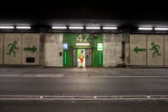 Notausgang im Gotthard-Strassentunnel: Der Tunnel bleibt während den Arbeiten von 22 bis 5 Uhr gesperrt. (Bild: Keystone / Alexandra Wey)