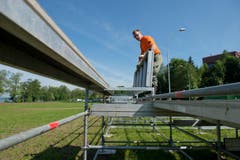 Bühnenelemente, Absperrgitter, Zelte und 270 Kubikmeter Holzschnitzel luden die täglich rund 60 Helfer – davon 20 Zivilschützer der Region Sursee – während den sechs Aufbautagen ab. (Bild: Dominik Wunderli / Neue LZ)