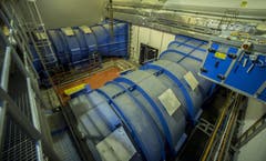 Ventilatoren, welche die Tunnels und Stollen mit Frischluft versorgen, aufgenommen bei einer Nothaltestelle im Berg. (Bild: Keystone)