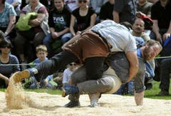 Betschart Torsten (rechts) bezwingt Peter Imfeld. (Bild: Keystone)