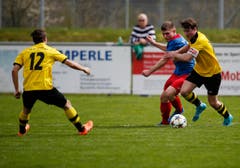 Chams Ulrich Sturzenegger am Ball gegen Baars Ronny Mazenauer (ganz rechts). Links im Bild: Basol Levent. (Bild: Stefan Kaiser / Neue ZZ)