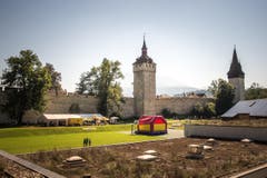 Die Museggmauer ist in mehr als zehn Jahren sollständig saniert worden. Hier der Wacvhtturm und der Luegislanddtum (rechts) (Bild: Roger Gruetter / Neue LZ)