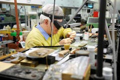 Jeder Millimeter muss stimmen: Der Luzerner Goldschmied Urs Welti setzt winzige Perlen in einen restaurierten Ring. (Bild: Corinne Glanzmann / Neue LZ)