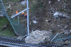 Ein grosser Felsblock liegt auf dem Gleis der Gotthardbahnlinie. (Bild: Urs Hanhart/Neue UZ)