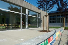 Der Pausenplatz hat ein neues Gesicht erhalten. Höhepunkt ist ein Wasserspiel, das die Kinder selber bedienen können. Auf der Mauer sind die Namen der Kinder an der Schule verewigt. (Bild: Nadia Schärli / Neue LZ)