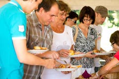 Beim Service am 1. August-Brunch bei der Familie Gassmann in Hildisrieden. (Bild: Dominik Wunderli / Neue LZ)