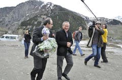 Auch Samih Sawiris strahlte über beide Ohren. «Der Spatenstich der Villa ist ein wichtiger Meilenstein», sagte der Ägypter. «Jetzt läuft das Projekt in Andermatt so gut, dass ich meine Leute arbeiten lassen kann. Nun kann ich mich hier ein bisschen zurücklehnen und mich um anderes kümmern.» (Bild: Elias Bricker / Neue UZ)