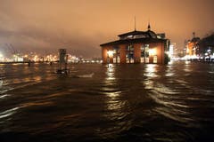 Der Hamburger Fischmarkt ist unter Wasser. (Bild: Keystone)
