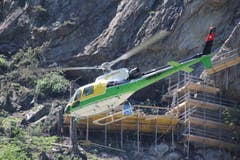 Am 16. Juni bringt der Helikopter im Minutentakt die Abdeckmatten. (Bild: René Meier / Luzernerzeitung.ch)