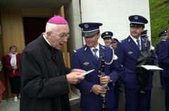 Bruder-Klausen-Fest in Sachseln. Bischof Amédée Grab blickt in die Noten. (Bild: Neue OZ / Josef Reinhard)