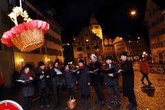 «Nonebene» singen beim Ochsen für Sandra Häfeli und Michael Häfeli. (Bild: Werner Schelbert / Neue ZZ)