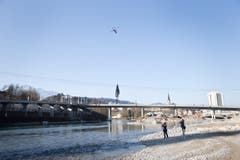 Vom Ufer aus verfolgen Augenzeugen das Geschehen. (Bild: Manuela Jans / Neue LZ)