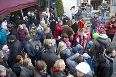 Der Samichlaus spricht mit Kindern. (Bild: Maria Schmid / Neue ZZ)
