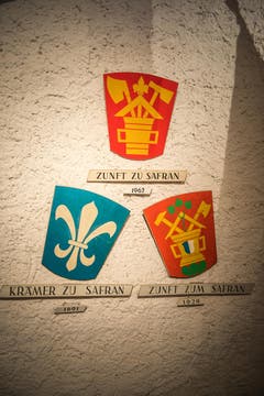 Blick auf ein Detail im Nölliturm: Alle Wappen der Safran Zunft. (Bild: Roger Gruetter / Neue LZ)