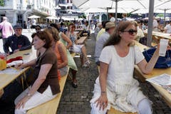 Besucher an der 1.August-Feier auf dem Landsgemeindeplatz in Zug. (Bild: Werner Schelbert / Neue ZZ)