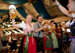 Lozärner Oktoberfest am 11. September 2004 beim Eiszentrum Luzern. Im Bild links Trara Gross und Sascha Trächslin. (Bild: Corinne Glanzmann)