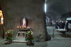 Eine Statue der Heiligen Barbara, der Schutzpatronin der Mineure, bei der Segnung des Gotthard Tunnels. (Bild: Keystone / Gaetan Bally)