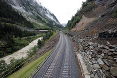 Die letzten Arbeiten am 170 Meter langen beschädigten Trassee konnten am Montagmorgen abgeschlossen werden. (Bild: Keystone)