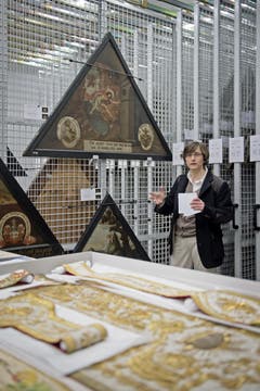 Theresia Gürtler (Ressortleiterin Denkmalpflege und Kulturgüterschutz) mit Bildern der Hofbrücke. (Bild: Pius Amrein (Neue LZ))