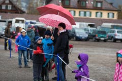 Zuschauer trotzen dem Schnee- und Graupelschauer. (Bild: Roger Zbinden / Neue ZZ)