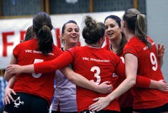 Die Spielerinnen des VBC Steinhausen feiern einen Punktgewinn. (Bild: Werner Schelbert / Neue ZZ)