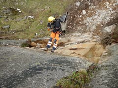 Die Anrissstelle erhält Besuch: Ein Experte lässt sich am Seil herunter. (Bild: Florian Arnold / Neue UZ)