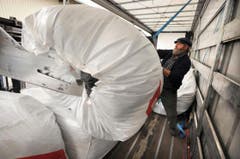 Toni Kempf beim Verladen von alten Kleidern auf einen Lastwagen. (Bild: Eveline Beerkircher/Neue LZ)