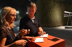 Grosse Freude beim Stempeln des "Pionierpasses", das die Gotthard-Reisenden als Souvenir mitnehmen durften. (Bild: Antonio Russo)