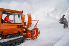 Der Job ist nicht ungefährlich, denn die Lawinengefahr ist nach dem Neuschnee der vergangenen Tage gross. (Bild: Keystone / Benedetto Galli)
