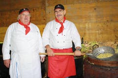 Der Brunner Hans Dittli (links) arbeitet seit 1962 regelmässig auf dem Rütli in der Küche, rechts Küchenchef Josef Künzle aus Schwyz. (Bild: Irene Infanger / Neue SZ)
