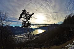 Zwischenstation Bré–San Bernardo von der Seilbahn Orselina–Cardada mit Blick auf Locarno, Ascona und den Lago Maggiore. (Bild: von Allmen Paul)