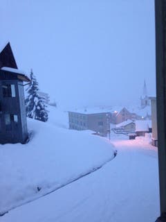 23cm Schnee in Realp (Bild: Leserin Annemarie Indergand-Simmen)