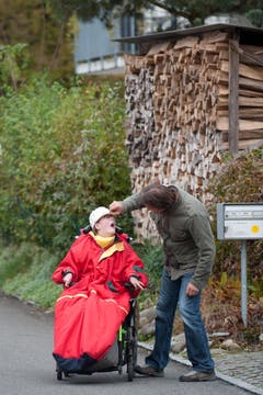 Titus Alpiger und seine Tochter Melanie (17) auf dem Weg in die Stadt. Sie kann sich nur per Rollstuhl fortbewegen. (Bild: Boris Bürgisser (Neue LZ))