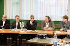 Informierten am 21. Dezember 2015 gemeinsam über den geplanten Neubau im Kleinfeld (von links): Der Krienser Gemeindeammann Matthias Senn, Gemeindepräsident Cyrill Wiget, SCK-Präsident Werner Baumgartner sowie Iwan Bühler und Michael Kuhn vom Architekturbüro Iwan Bühler. (Bild: PD)