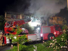August 2011: Eine Explosion hat ein Reihen-Einfamilienhaus in Rüfenach in Brand gesetzt. Der Unfall hat ein Menschenleben gefordert. (Bild: Kantonspolizei Aargau)