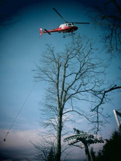 Aufzug von Hilfskabeln für die neue Seilbahn (Seebodenalp - Küssnacht a. Rigi), per Helikopter. (Bild: Michael Flückiger)