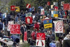 Die Schützenvereine präsentieren ihre Banner. (Bild: Keystone)